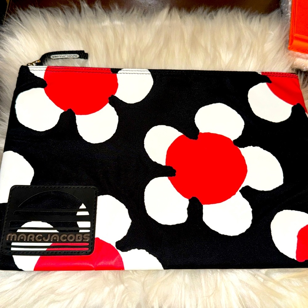 NWOT Authentic Marc Jacobs wristlet cosmetic bag with flowers nice size